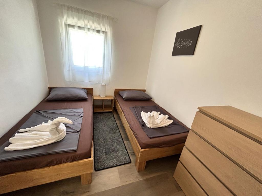 Łóżko lub łóżka w pokoju w obiekcie Apartment House Virić