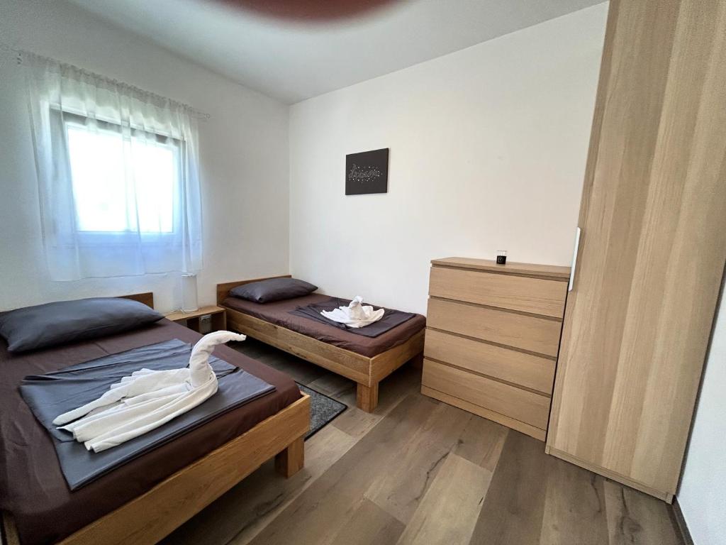 Łóżko lub łóżka w pokoju w obiekcie Apartment House Virić