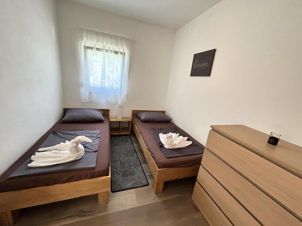 Łóżko lub łóżka w pokoju w obiekcie Apartment House Virić