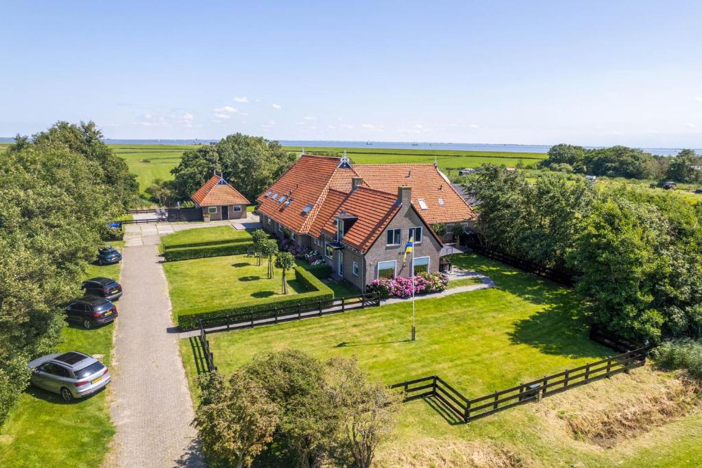 an aerial view of a house with a yard at Ballumerhoeve Finn lodge in Ballum