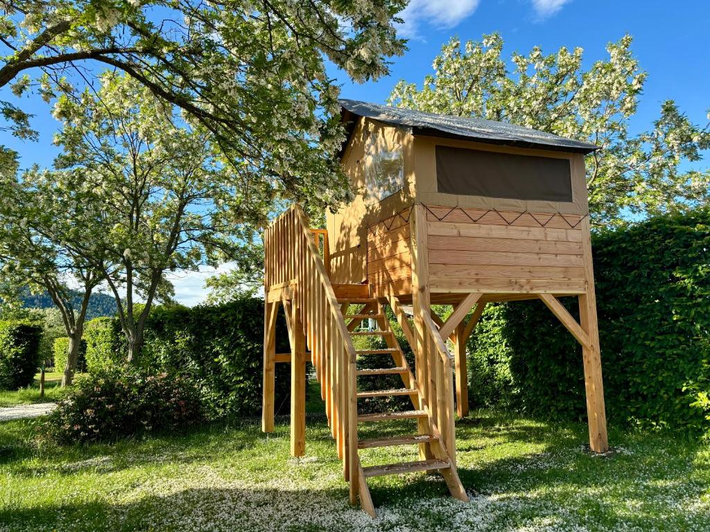 吉莱斯特尔Camping Onlycamp la Rochette的带楼梯和游戏室的树屋