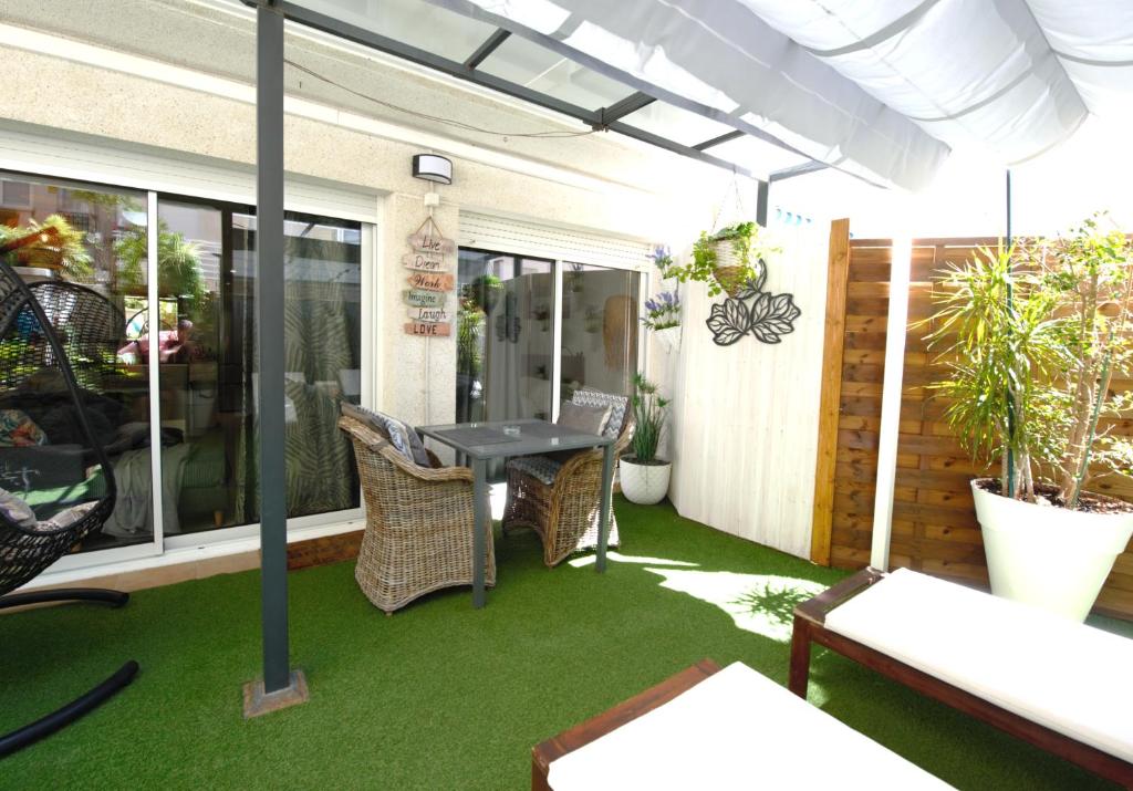 Zahrada ubytování APARTMENT BIG PRIVAT TERRACE CALAFELL BEACH FREE Parking