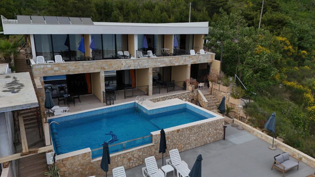 Bazén v ubytování Suites Castello nebo v jeho okolí
