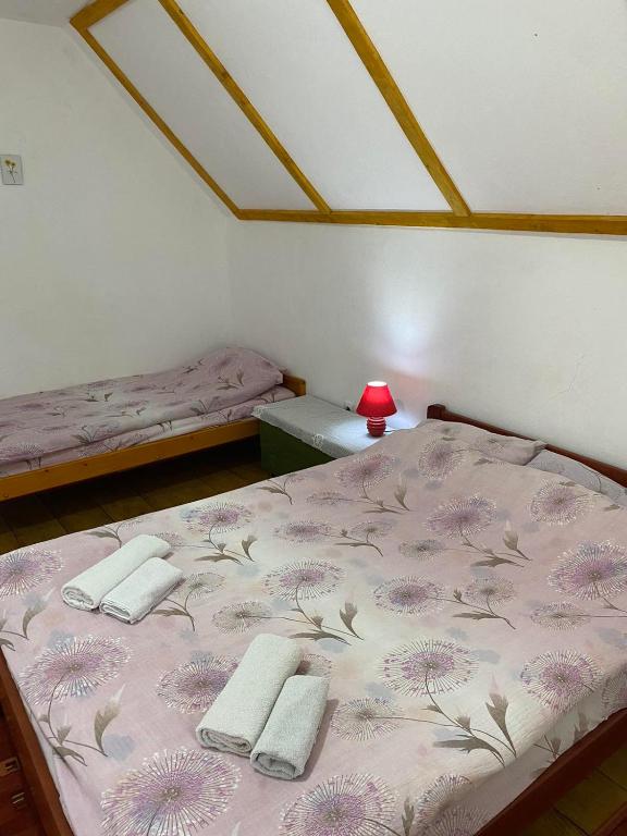 Postel nebo postele na pokoji v ubytování Family farm Jezera