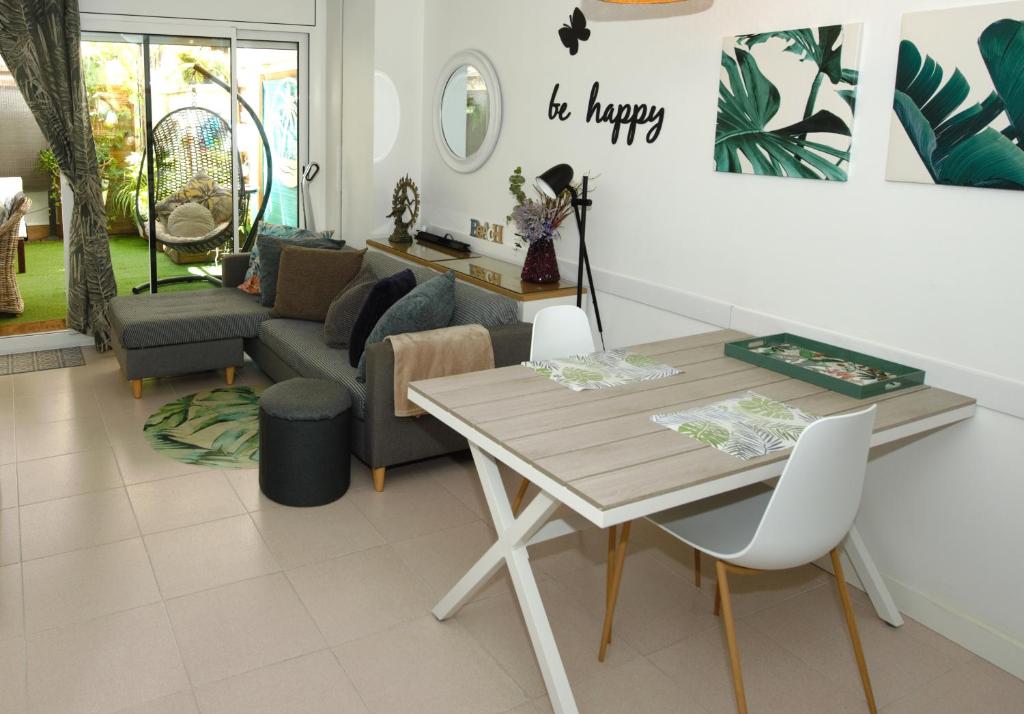 Posezení v ubytování APARTMENT BIG PRIVAT TERRACE CALAFELL BEACH FREE Parking