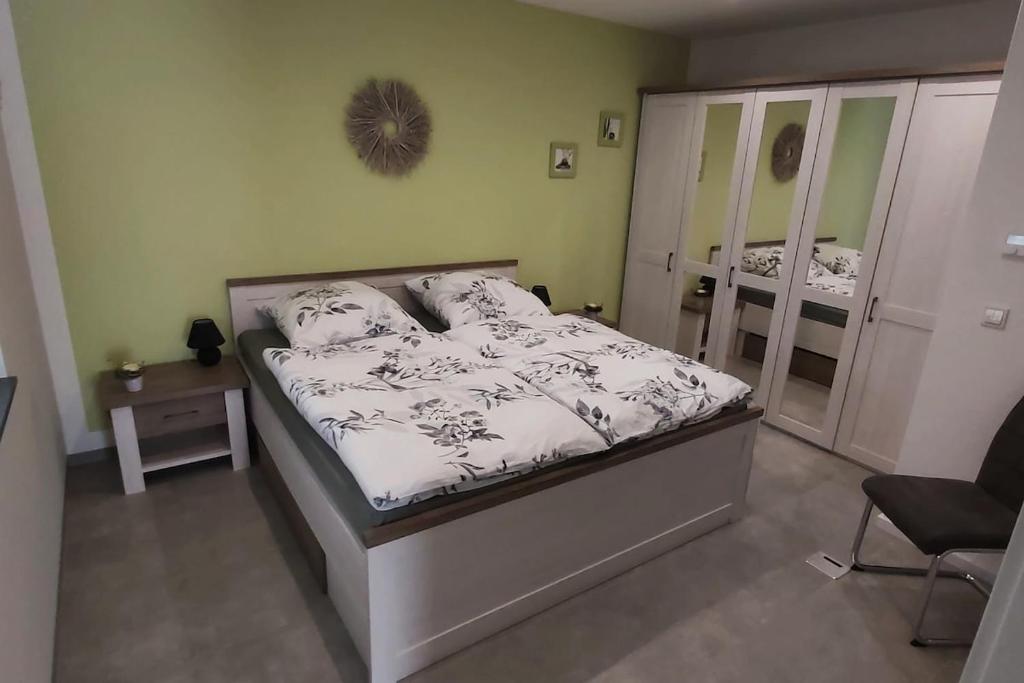 LangsurFerienwohnung am Wingertsberg的带床和椅子的卧室