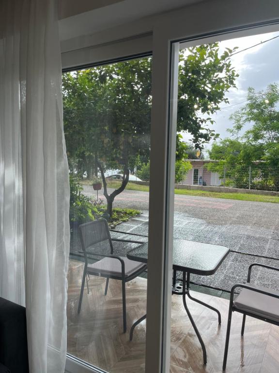 Blick auf eine Terrasse mit einem Tisch und Stühlen in der Unterkunft Mannou Studio in Paralia Vrachou