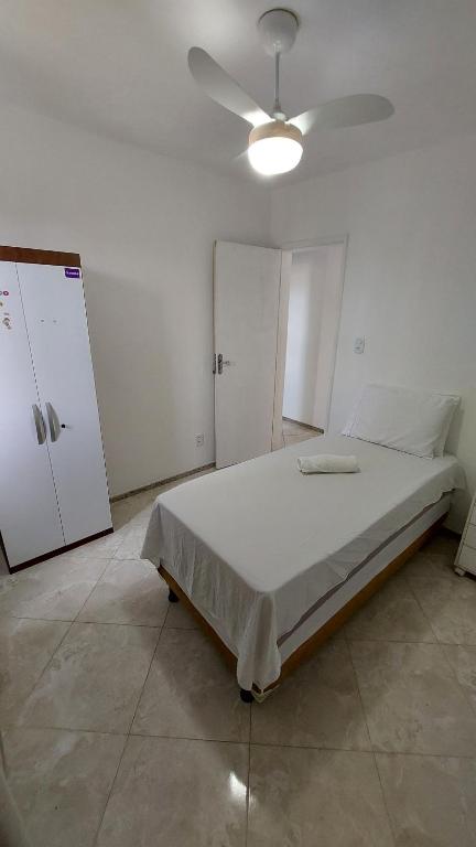 a bedroom with a bed and a ceiling fan at Ap Família Shopping Riomar e Praia in Aracaju