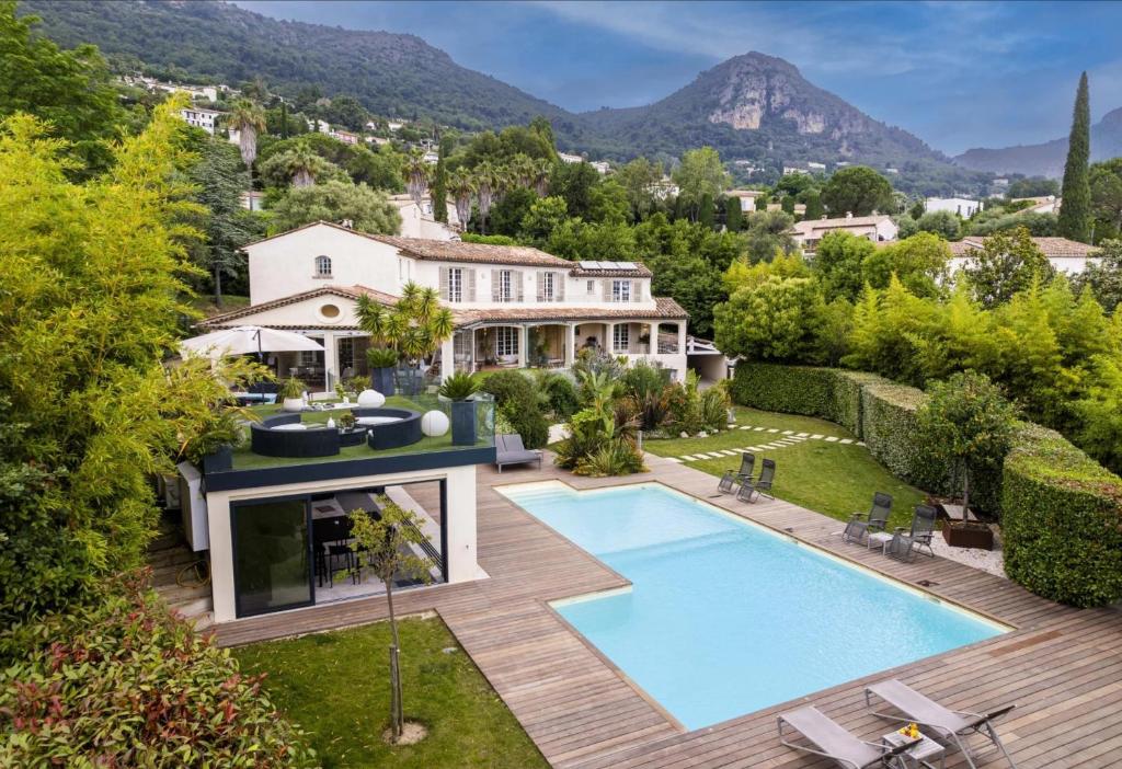 an aerial view of a house with a swimming pool at Havre de paix -Élégante villa avec piscine au cœur d'un écrin de verdure in Vence
