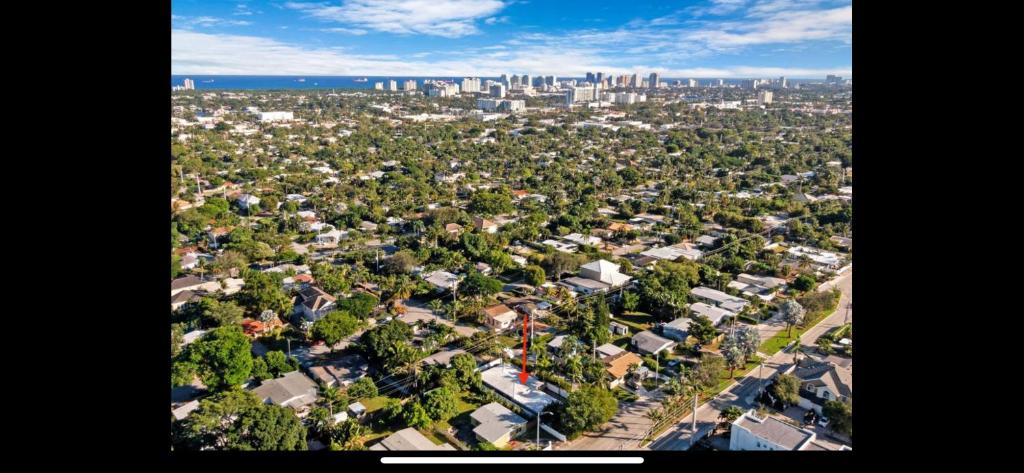 una vista aérea de un barrio residencial con una ciudad en Newly Renovated Fort Lauderdale Pool Home 3BR and 3 and a half baths, en Fort Lauderdale