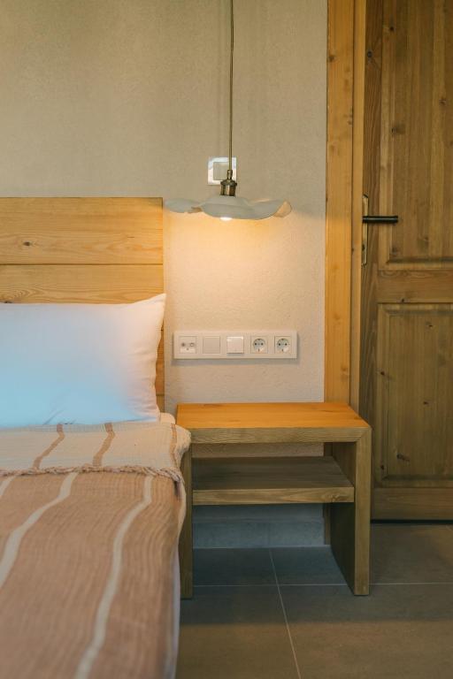 Postel nebo postele na pokoji v ubytování Nephos Beach Hotel