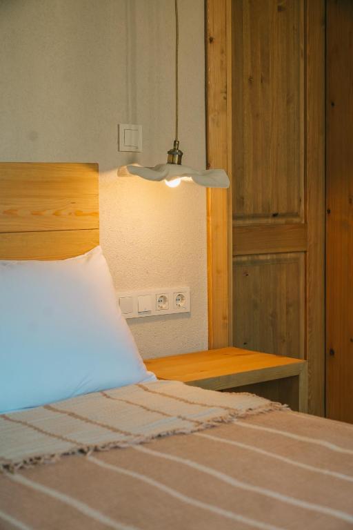 Postel nebo postele na pokoji v ubytování Nephos Beach Hotel