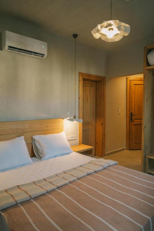 Postel nebo postele na pokoji v ubytování Nephos Beach Hotel