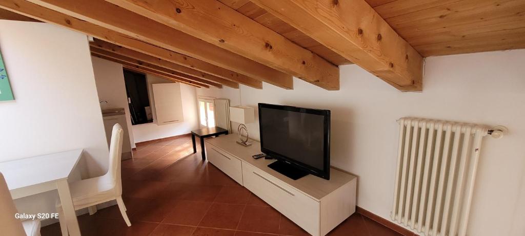 TV a/nebo společenská místnost v ubytování Relax a due passi dal castello