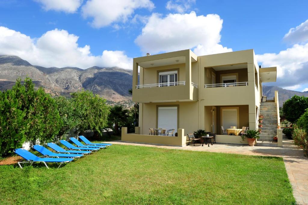 a villa with a view of the mountains at To Livadi in Lefkogeia