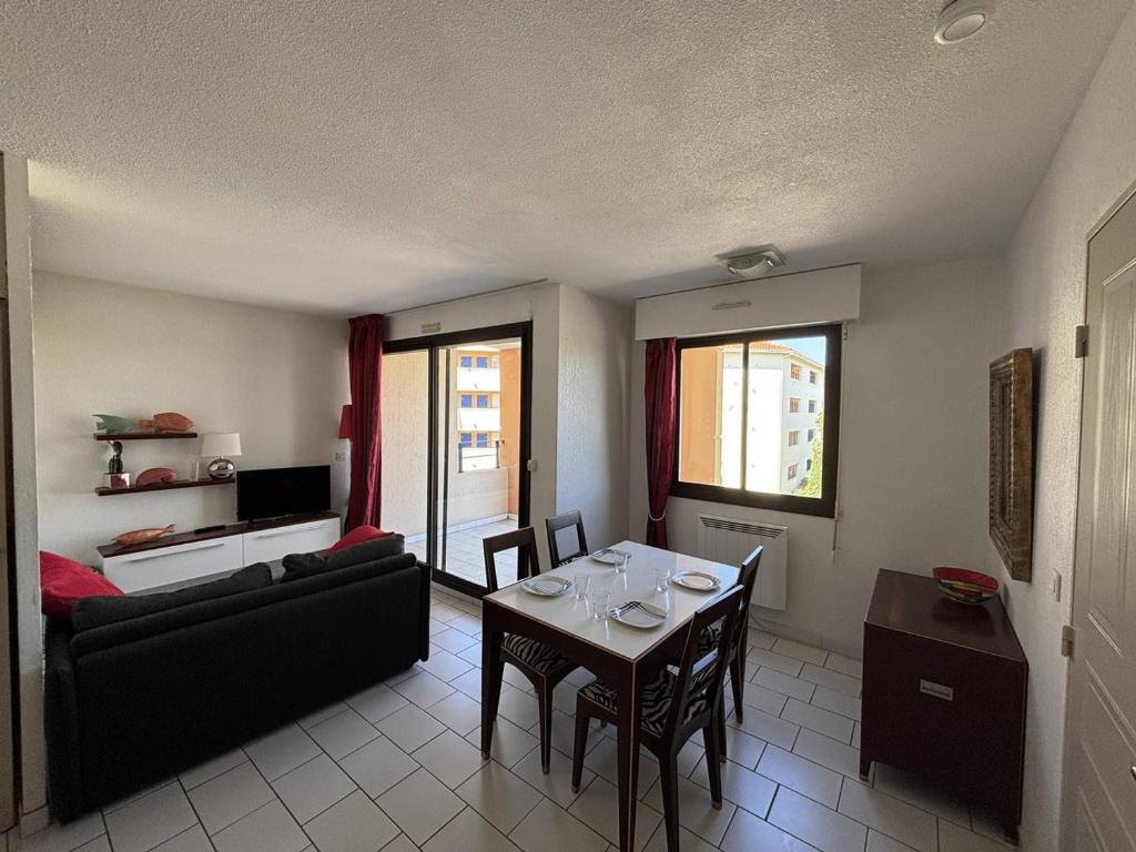 un salon avec une table et un canapé dans l'établissement 2 Pièces Cabine avec Terrasse et Parking, 150m Plage - Argelès-sur-Mer - FR-1-388-79, à Argelès-sur-Mer