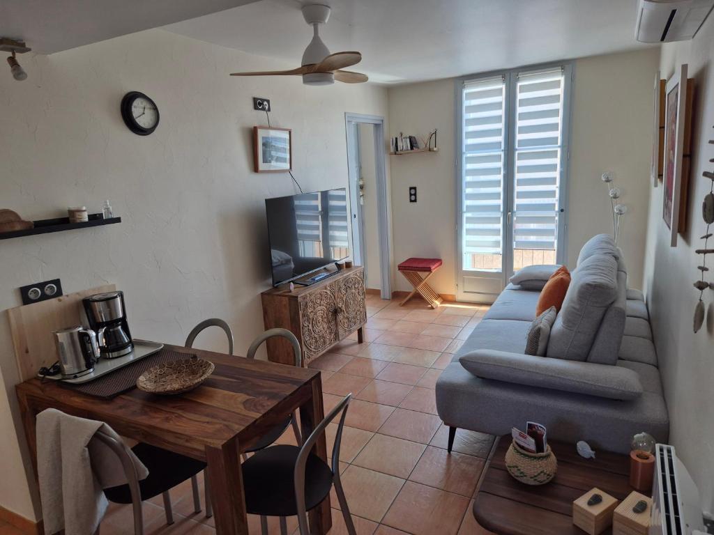 a living room with a couch and a table at Appartement Syrah in Collioure