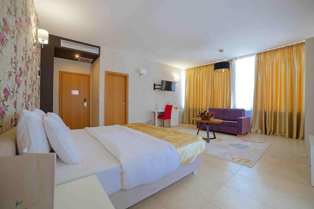 Postel nebo postele na pokoji v ubytování Sun Hotel