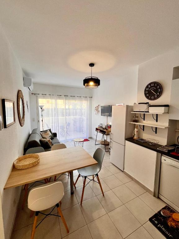 une cuisine et un salon avec une table et des chaises dans l'établissement CORSALILA, à Calvi