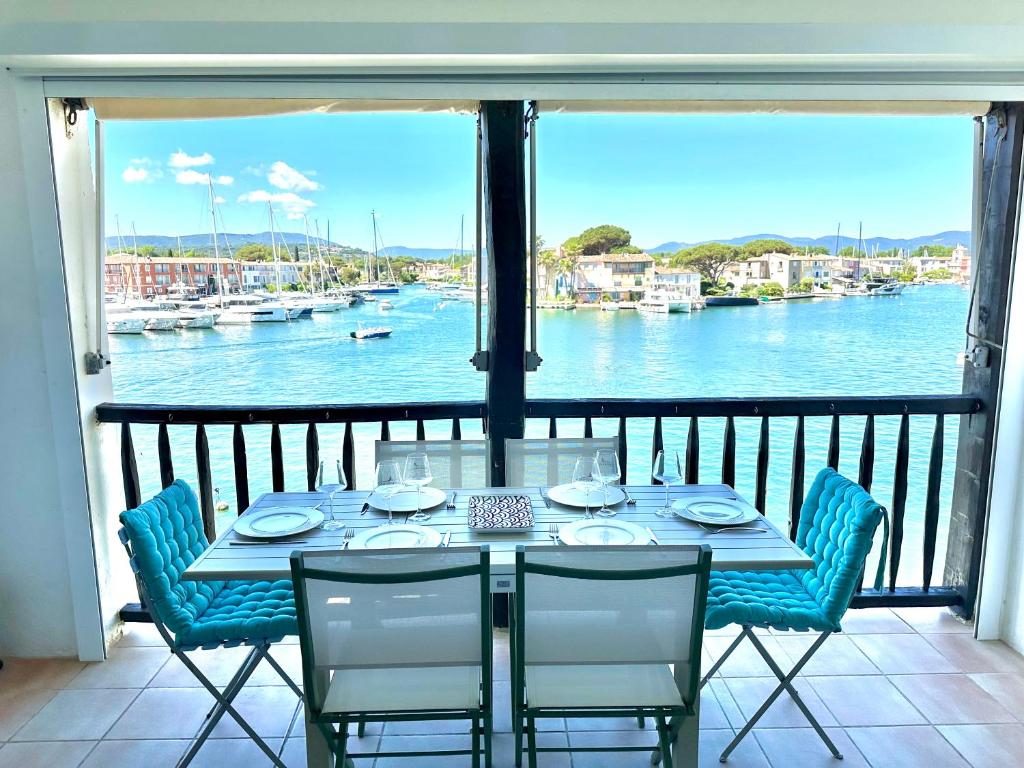 - une table sur un balcon avec vue sur le port de plaisance dans l'établissement le petit mouillage, à 100 m de la plage, à Grimaud