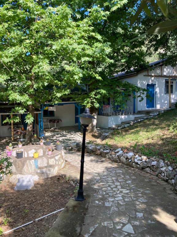 a street light next to a table under a tree at Kalemi Pansiyon in Marmara