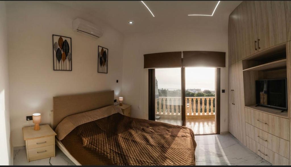TV a/nebo společenská místnost v ubytování Sea view maisonette Chloraka