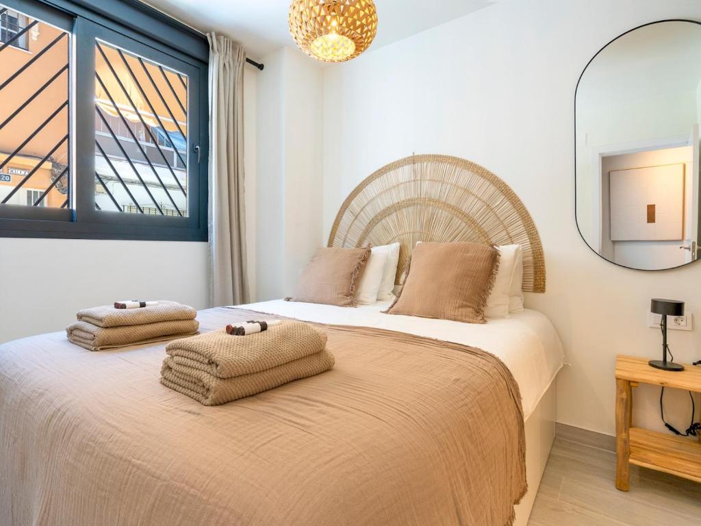 Un dormitorio con una cama con toallas. en Pass the Keys Chic Retreat in the heart of La Cala, en La Cala de Mijas