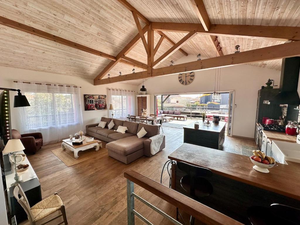 un salon avec un canapé et une table dans l'établissement Villa typique bois sur pilotis, à La Teste-de-Buch