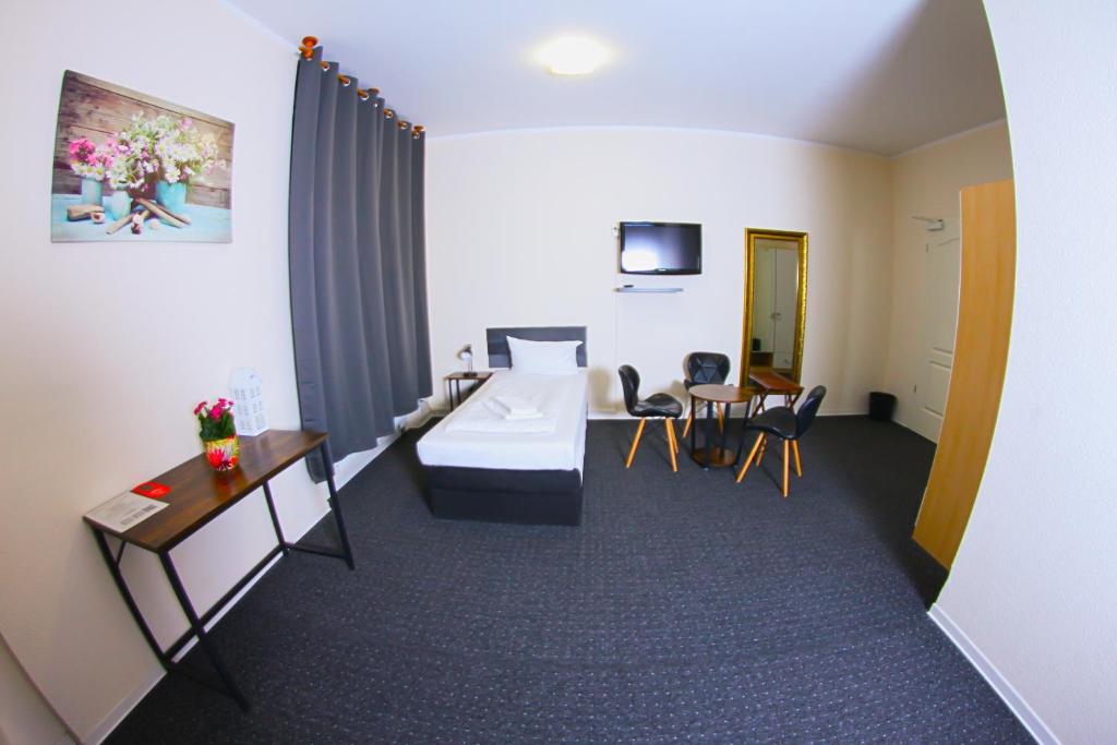 TV a/nebo společenská místnost v ubytování Hotel Karlshorst