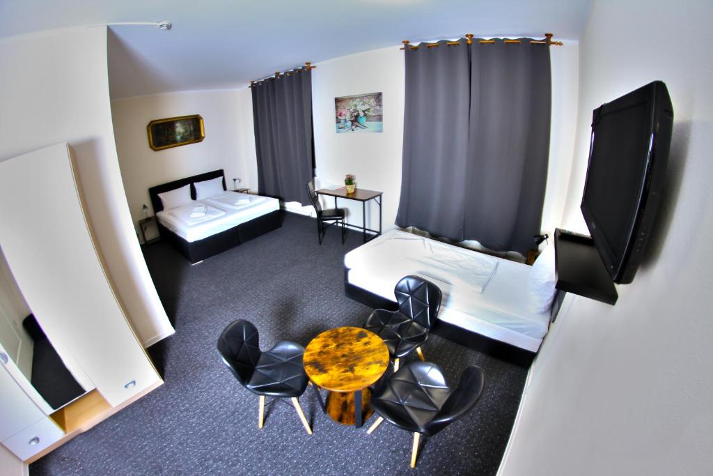 TV a/nebo společenská místnost v ubytování Hotel Karlshorst