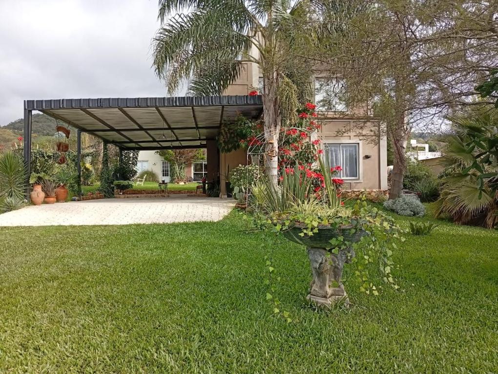 een huis met een ailion in een tuin met een palmboom bij El parque in Vaqueros