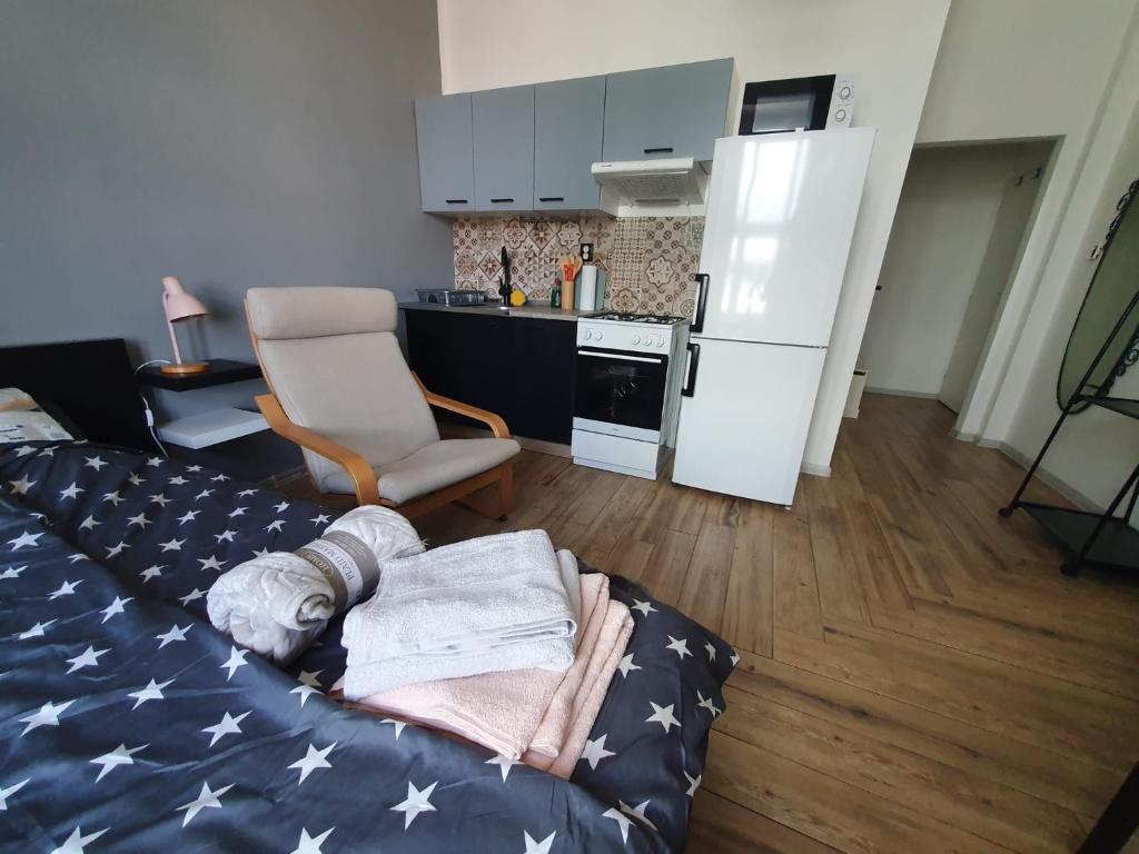 un salon avec un canapé avec une couverture avec le drapeau américain dans l'établissement Metropolitan Apartment next to Presidential Palace, à Bratislava