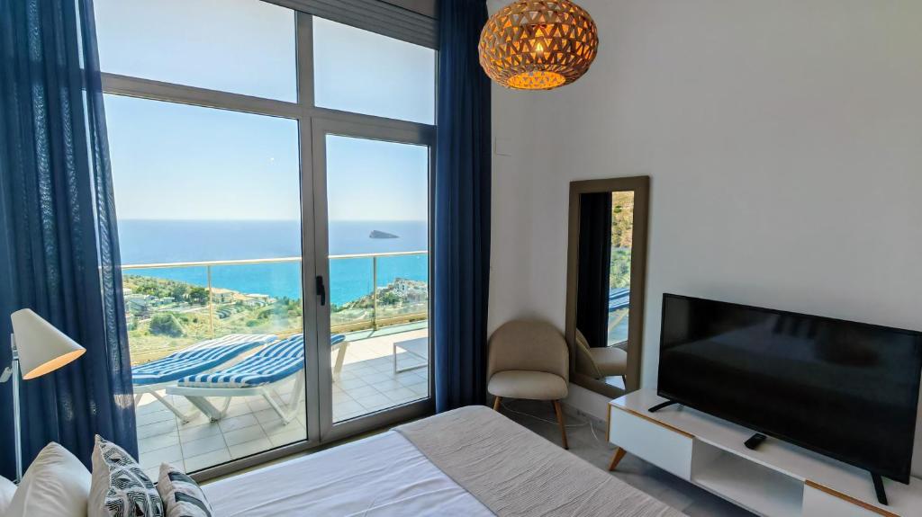 A television and/or entertainment centre at Luxury apartment on the 41st floor with stunning sea views