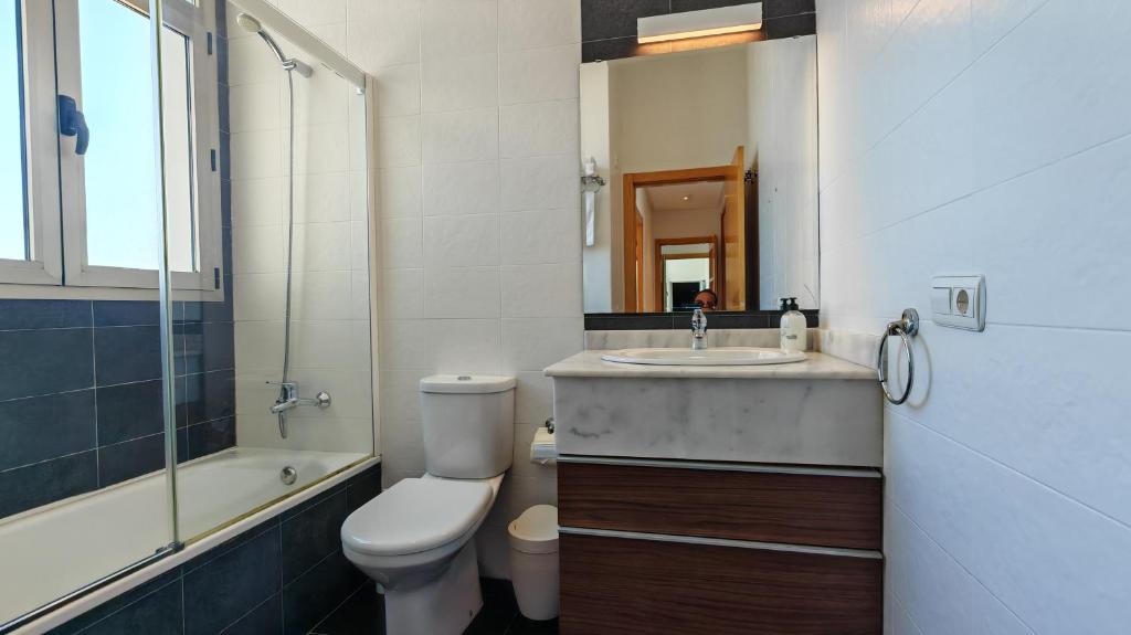 A bathroom at Luxury apartment on the 41st floor with stunning sea views