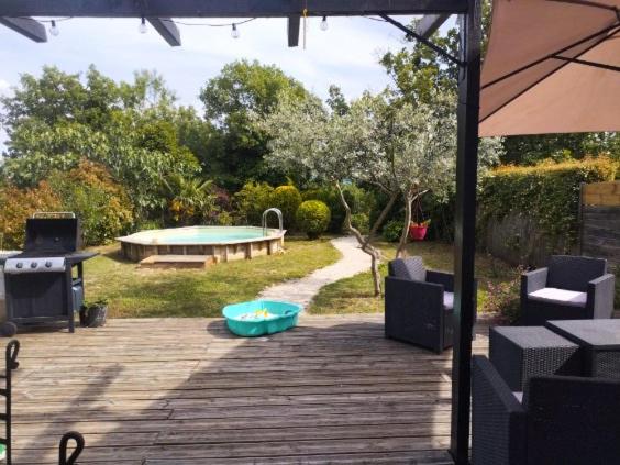 un patio avec une table de billard et une table et des chaises dans l'établissement vacances en Luberon, à Viens