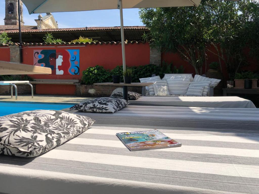 Bazén v ubytování B&B Villa la Canonica con piscina privata a Padernello nebo v jeho okolí