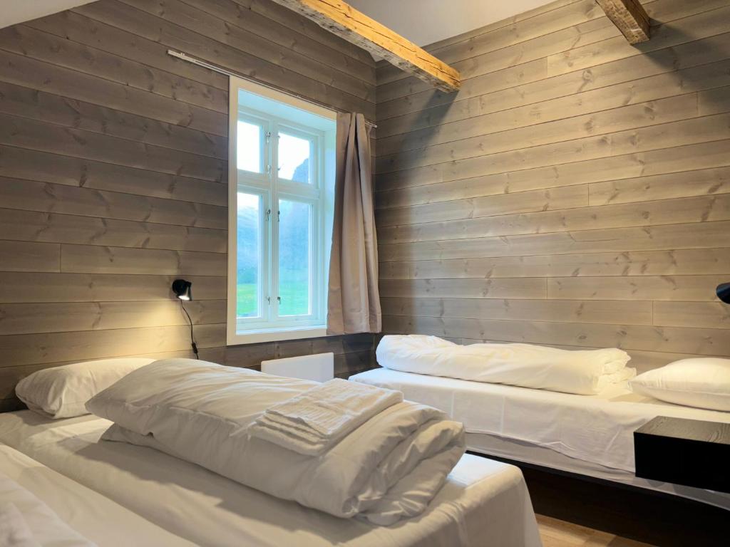 Postel nebo postele na pokoji v ubytování Brekke Gard Hostel