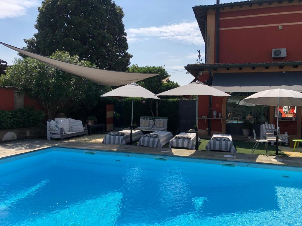 Bazén v ubytování B&B Villa la Canonica con piscina privata a Padernello nebo v jeho okolí