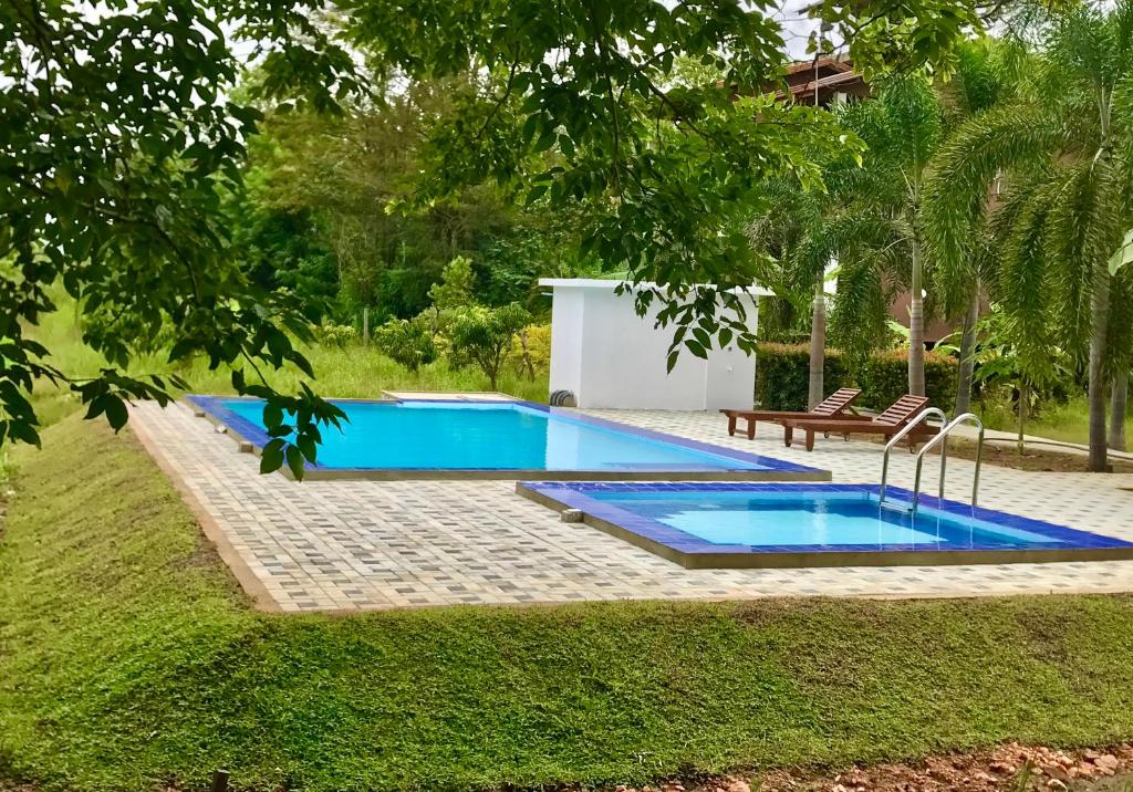 Bazén v ubytování Darshani Lodge nebo v jeho okolí