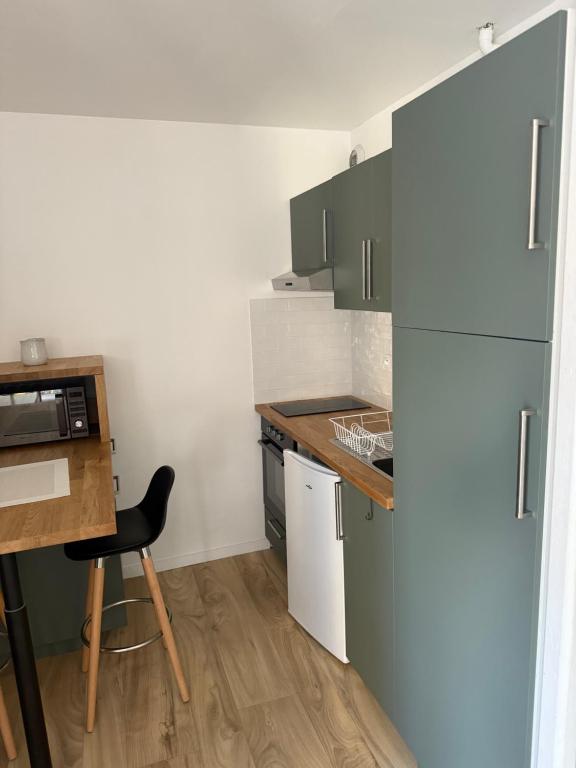 Elle comprend une petite cuisine avec un bureau et un réfrigérateur. dans l'établissement Le Bastion I, au Havre