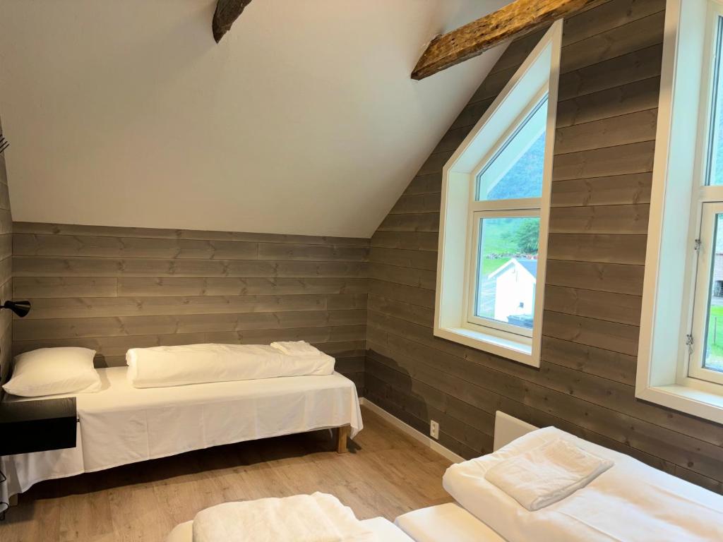 Postel nebo postele na pokoji v ubytování Brekke Gard Hostel