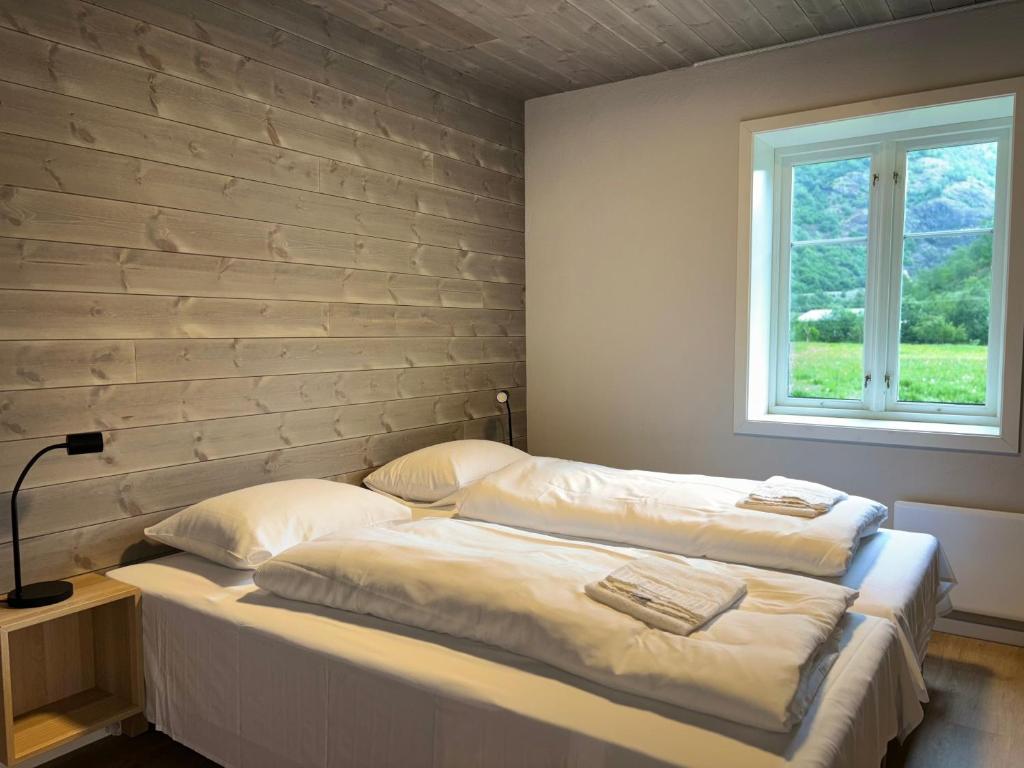 Postel nebo postele na pokoji v ubytování Brekke Gard Hostel