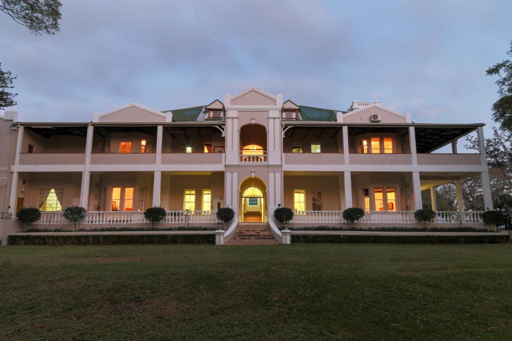 una gran casa blanca con césped delante en Kearsney Manor en Stanger