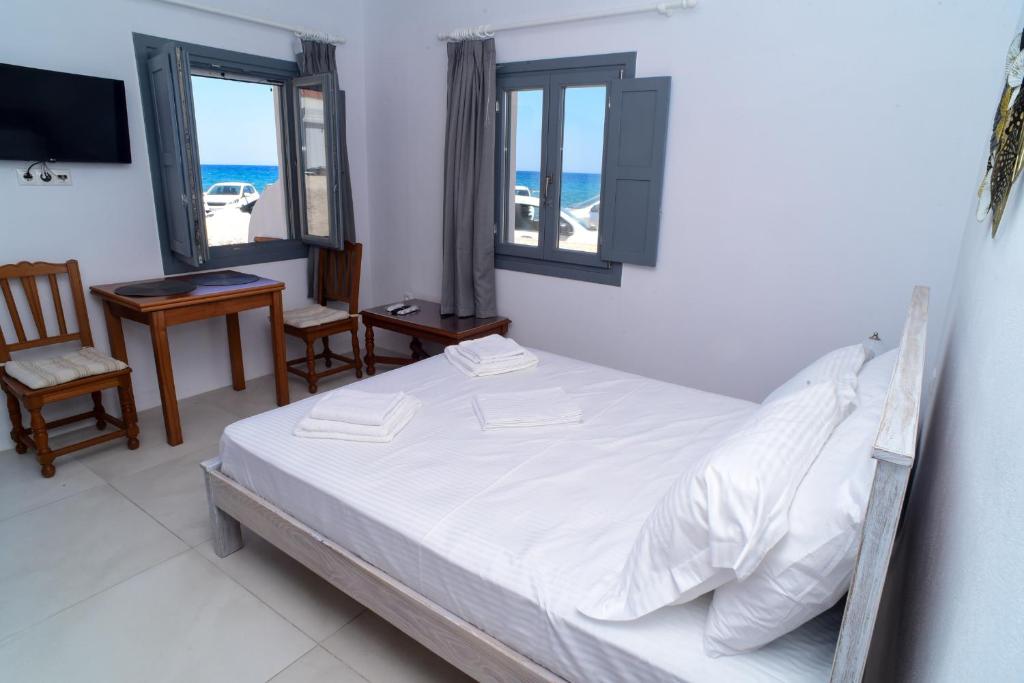 Postel nebo postele na pokoji v ubytování Naxos town studio 3 with patio with sea view