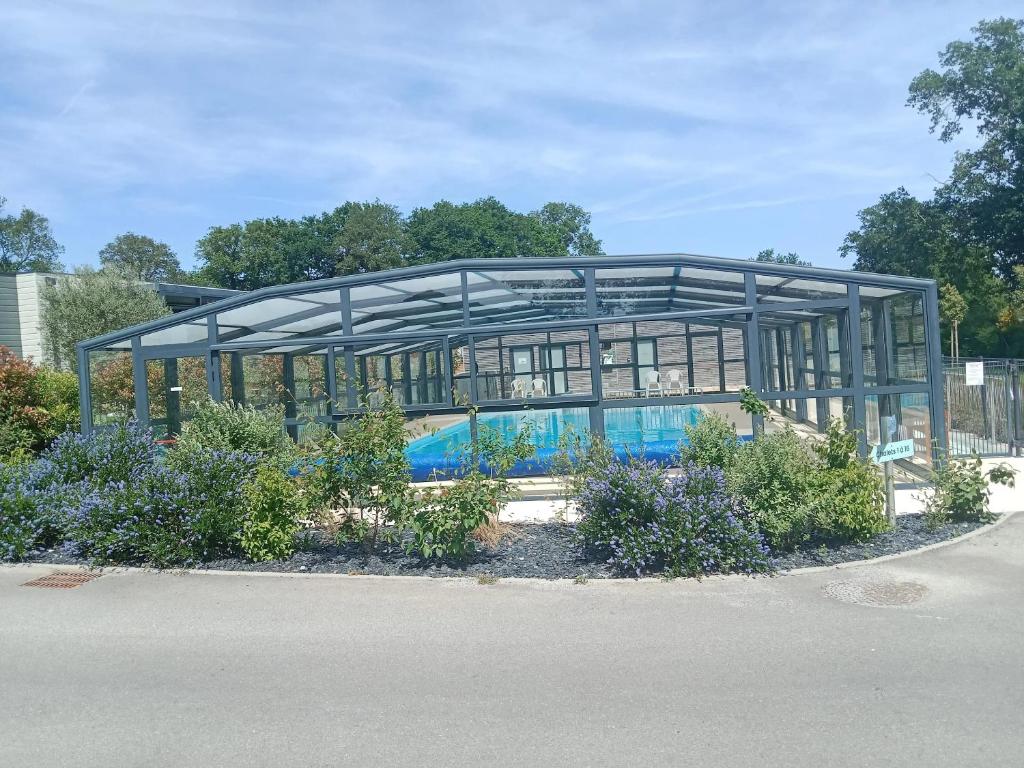 Basen w obiekcie Chalet enchanteur à Arzal avec vue sur lac et piscine partagée lub w pobliżu