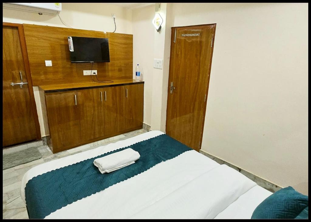 TV a/nebo společenská místnost v ubytování HOTEL RUDRAA STAY Near Kashi Vishwanath Temple - fully Air Conditioned Guest House - Best Guest House IN VARANASI