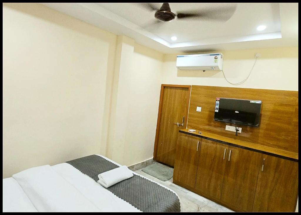 Postel nebo postele na pokoji v ubytování HOTEL RUDRAA STAY Near Kashi Vishwanath Temple - fully Air Conditioned Guest House - Best Guest House IN VARANASI