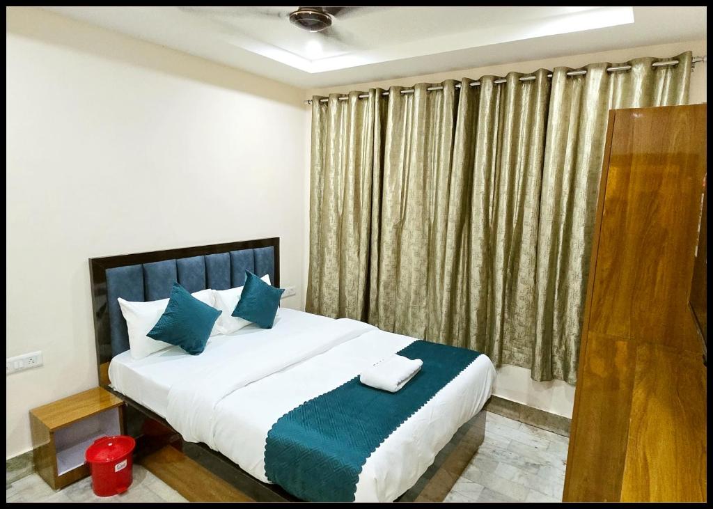 Postel nebo postele na pokoji v ubytování HOTEL RUDRAA STAY Near Kashi Vishwanath Temple - fully Air Conditioned Guest House - Best Guest House IN VARANASI