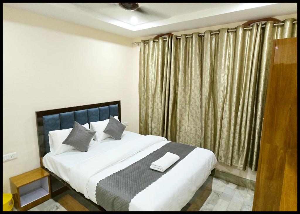 Postel nebo postele na pokoji v ubytování HOTEL RUDRAA STAY Near Kashi Vishwanath Temple - fully Air Conditioned Guest House - Best Guest House IN VARANASI