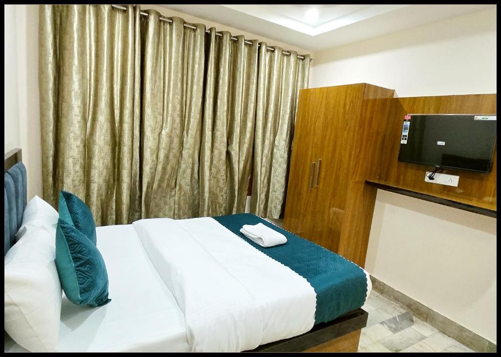 Postel nebo postele na pokoji v ubytování HOTEL RUDRAA STAY Near Kashi Vishwanath Temple - fully Air Conditioned Guest House - Best Guest House IN VARANASI